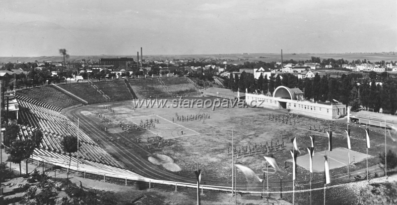 bozenynemcove (14).jpg - Pohled na stadion a okolí na pohlednici prošlé poštou v roce 1934.